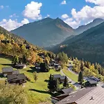 Panoramic Alpine Garden Retreat Daire